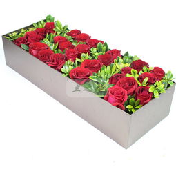 国际网上花店 商品内容 33支红玫瑰,搭配绿叶,摆出 1314 造型,礼盒包装